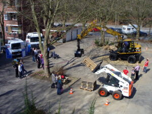 Land- und Baumaschinen auf dem Schulhof während der 75-Jahr-Feier