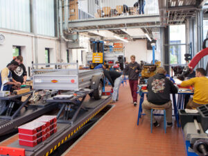 Arbeiten und messen in der Werkhalle