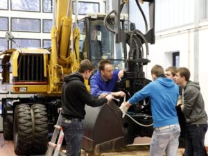 Schülergespräch an der Radladerschaufel