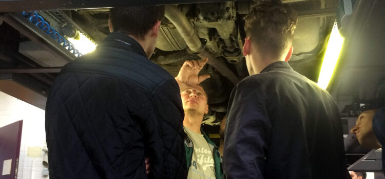 Fahrzeugbegutachtung auf der Hebebühne