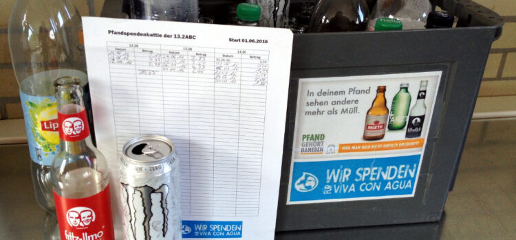 Sie sehen eine Kiste mit Leergut und einen Spendenzettel