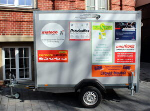 Sie sehen die linke Seite des Anhängers