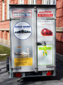 Sie sehen die hintere Seite des Anhängers