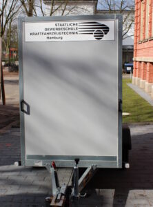 Sie sehen die vordere Seite des Anhängers