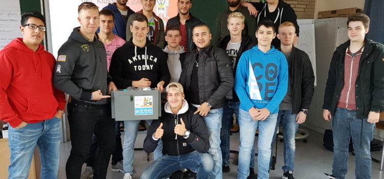 Die Klasse 16.2A mit dem Sammelkarton