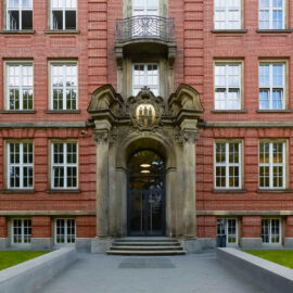 Eingang Altbau der Beruflichen Schule Fahrzeugtechnik