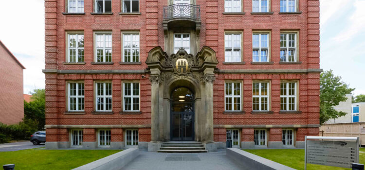 Eingang Altbau der Beruflichen Schule Fahrzeugtechnik