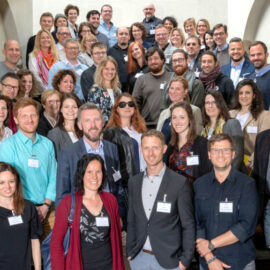 Abgebildet sind die Teilnehmerinnen und Teilnehmer am ersten Netzwerktreffen "Schule in der digitalen Welt"