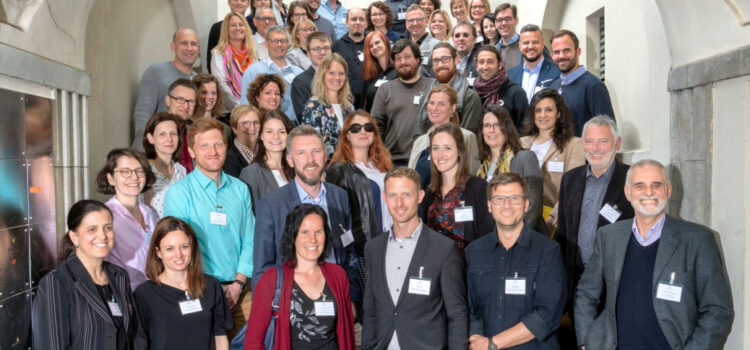 Abgebildet sind die Teilnehmerinnen und Teilnehmer am ersten Netzwerktreffen "Schule in der digitalen Welt"