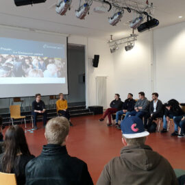 Diskussion in der Aula mit einer Spiegel-Redakteurin