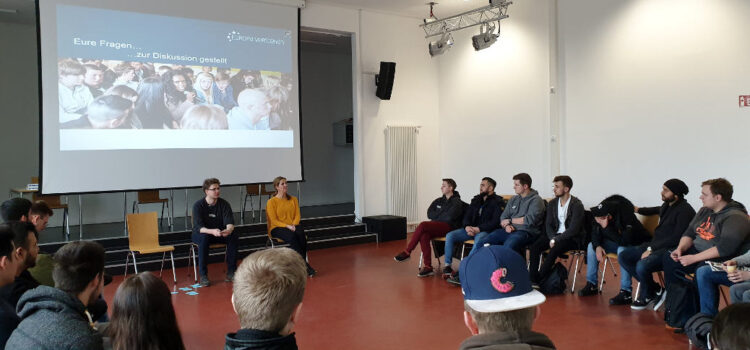 Diskussion in der Aula mit einer Spiegel-Redakteurin