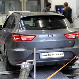 Pkw auf dem Leistungsprüfstand