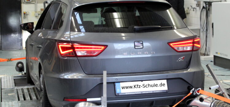 Pkw auf dem Leistungsprüfstand