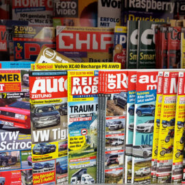 Sie sehen ein Angebot von Zeitschriften in einem Regal