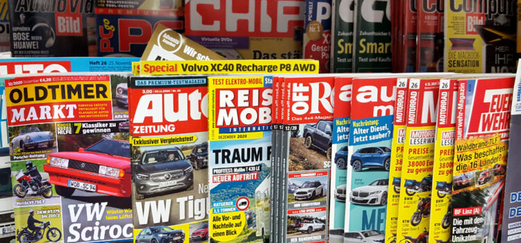 Sie sehen ein Angebot von Zeitschriften in einem Regal