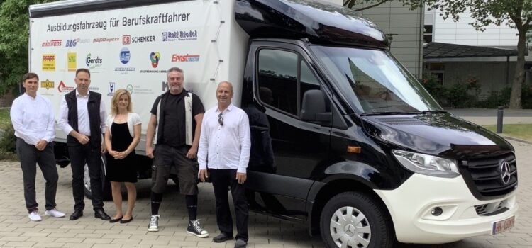 Neues Ausbildungsfahrzeug für Berufskraftfahrer