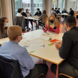 Diskussion zwischen Schüler/innen und Abgeordneter