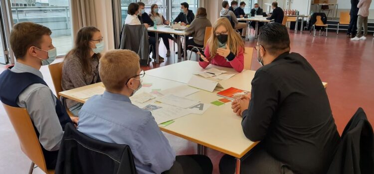 Diskussion zwischen Schüler/innen und Abgeordneter