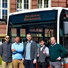 Das FiF-Team mit Jubiläumsbus