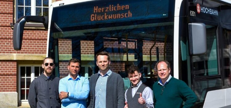 Das FiF-Team mit Jubiläumsbus