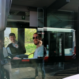 Fachkräfte im Fahrbetrieb - Blick aus dem Bus