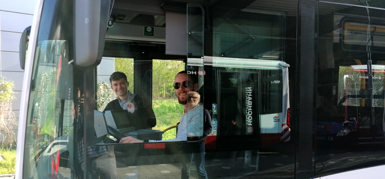 Fachkräfte im Fahrbetrieb - Blick aus dem Bus