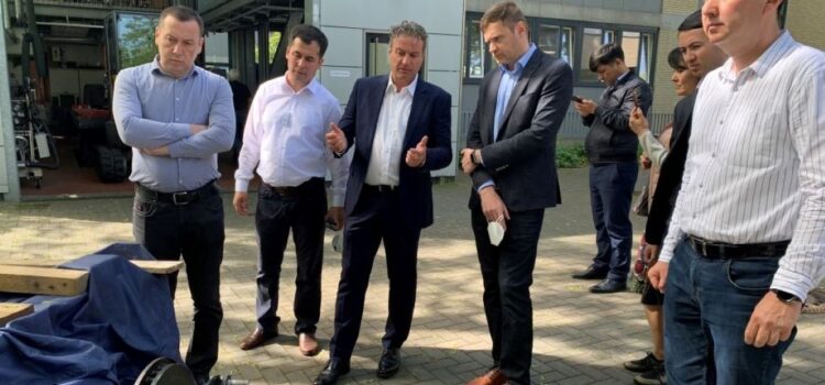 Usbekische Delegation an der BS16