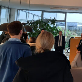 Schulsenator Rabe im Gespräch mit dem Kollegium im Lehrerzimmer der BS16