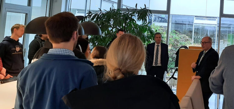 Schulsenator Rabe im Gespräch mit dem Kollegium im Lehrerzimmer der BS16