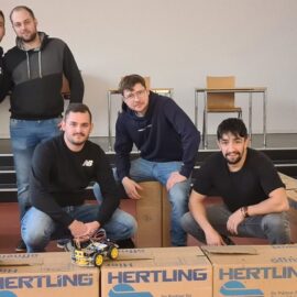 Schüler der Fachschule Technik mit selbstgebauten Fahrzeugen