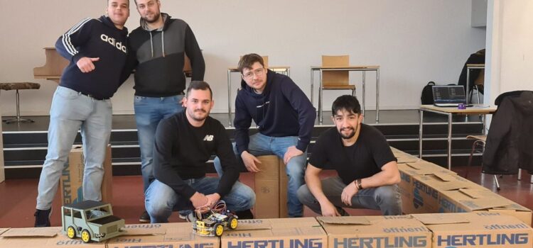 Schüler der Fachschule Technik mit selbstgebauten Fahrzeugen