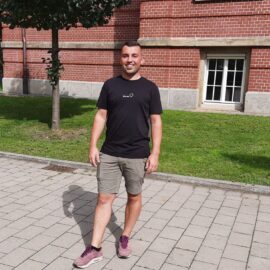 Der neue Sozialpädagoge vor dem Hauptgebäude der BS16