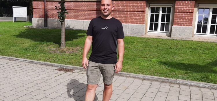 Der neue Sozialpädagoge vor dem Hauptgebäude der BS16