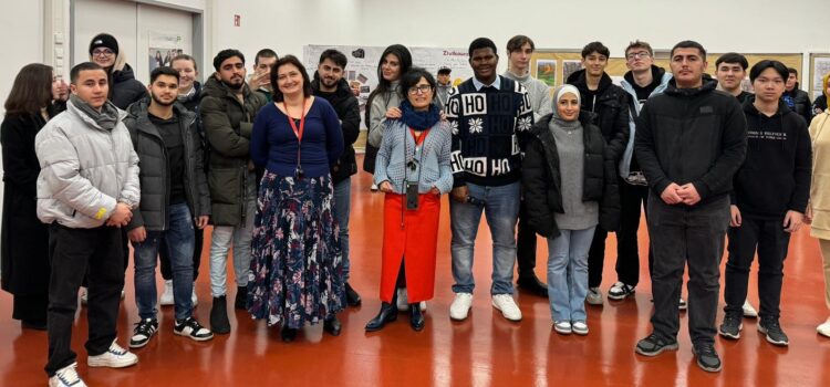 Die Klassen AvMU 22.1 und AvM 22.2 mit ihren Lehrerinnen