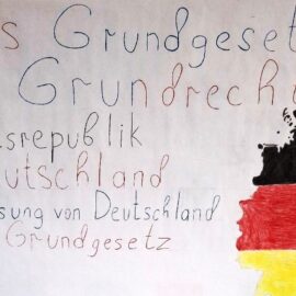 Foto eines Plakates zum Grundgesetzt und eine Zeichnung der Deutschlandkarte.
