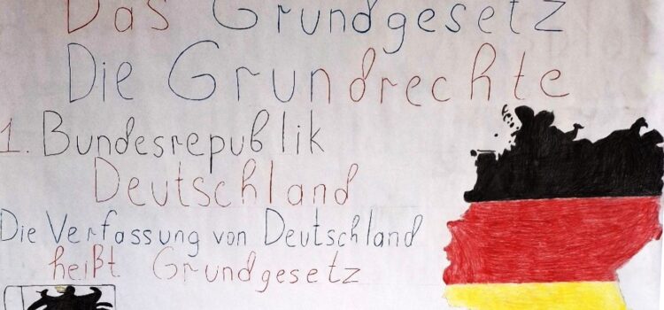 Foto eines Plakates zum Grundgesetzt und eine Zeichnung der Deutschlandkarte.